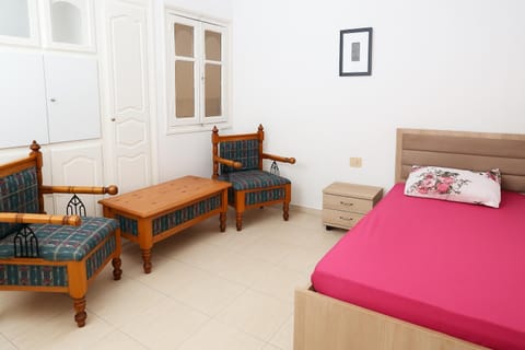 Bed, Living room, Photo of the whole room, Seating area, Bedroom