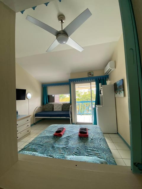Bed, TV and multimedia, Bedroom