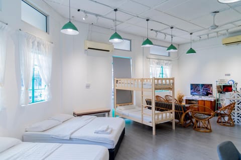 TV and multimedia, Photo of the whole room, Bedroom, bunk bed, air conditioner