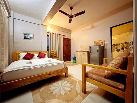 Bed, Bathroom, Kitchen or kitchenette, Living room, Seating area, Dining area