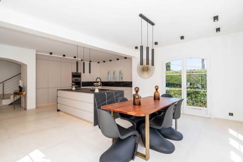 Seating area, Dining area