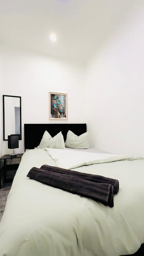 Property building, Bed, Bedroom, towels
