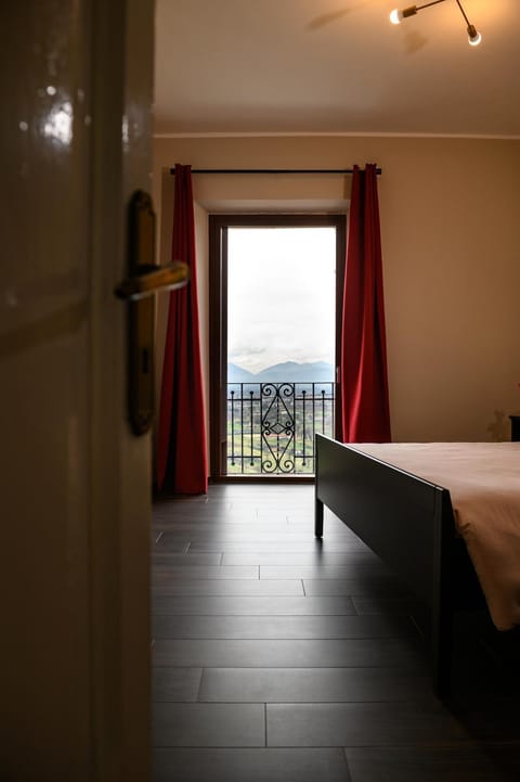 Bed, Photo of the whole room, Bedroom, Mountain view