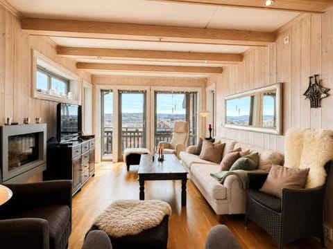 TV and multimedia, Living room, Seating area, Mountain view, fireplace