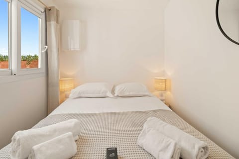 Bed, Bedroom, towels