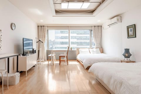 Bed, TV and multimedia, Photo of the whole room, Seating area, Bedroom