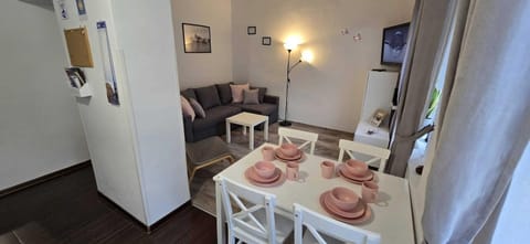 TV and multimedia, Seating area, Dining area