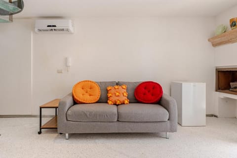 TV and multimedia, Living room, Seating area, air conditioner