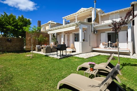 Property building, Patio, Day, Garden, View (from property/room), Balcony/Terrace, Seating area, Garden view, sunbed