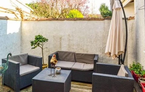 Patio, Day, Garden, Balcony/Terrace, Garden view