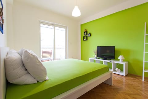 Bed, TV and multimedia, Bedroom