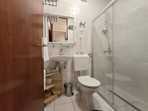 Shower, Toilet, Bathroom, towels