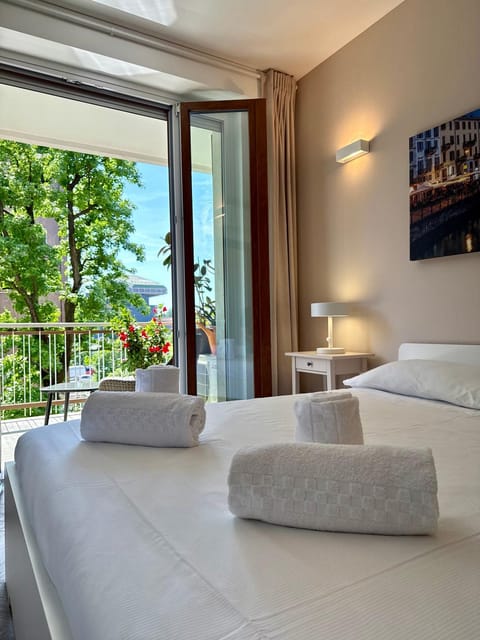 Bed, Bedroom, towels
