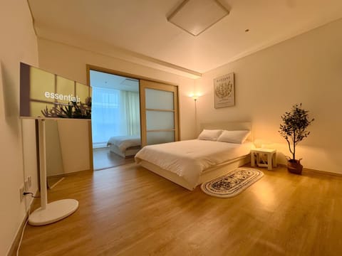 Bed, TV and multimedia, Bedroom