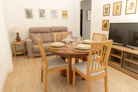 TV and multimedia, Living room, Seating area, Dining area