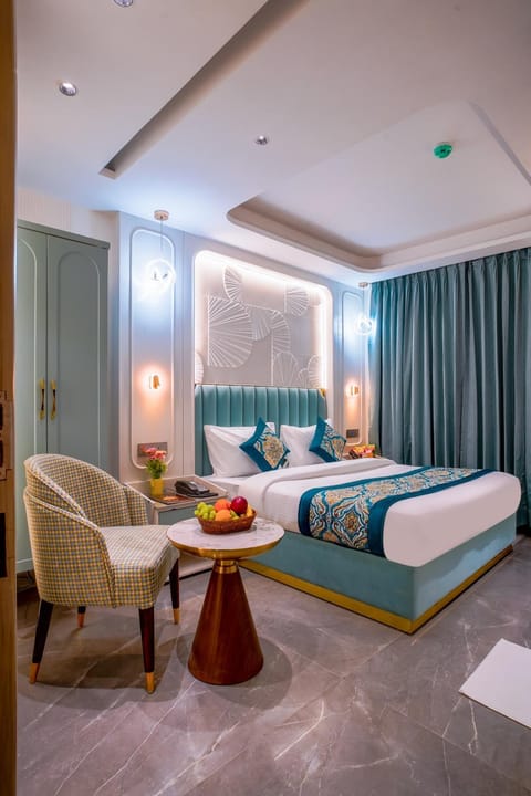 Bed, Living room, Photo of the whole room, Seating area, Bedroom