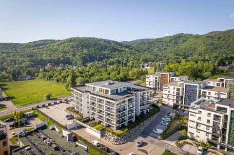 Property building, Natural landscape, Bird's eye view, Mountain view, Location