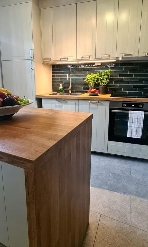 Kitchen or kitchenette, Breakfast, stove