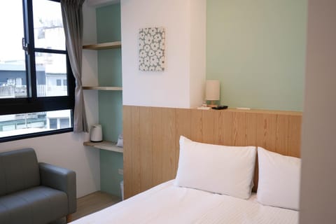 Bed, Day, Decorative detail, Seating area, Bedroom, Quiet street view