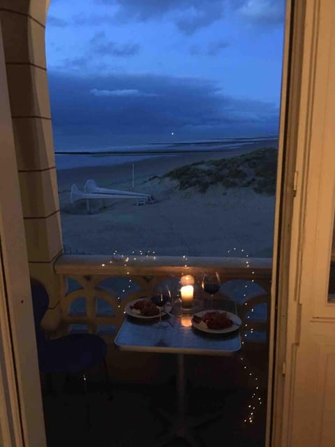 Night, View (from property/room), Balcony/Terrace, Dining area, Beach, Sea view