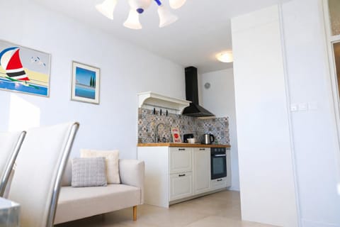 Kitchen or kitchenette, Dining area, dishwasher, oven, pet friendly, stove