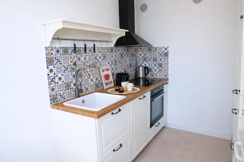 Kitchen or kitchenette, dishwasher, oven