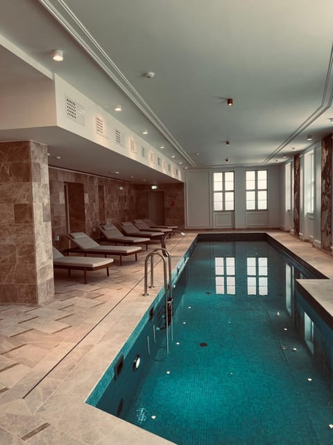 Toilet, Day, Spa and wellness centre/facilities, Decorative detail, Pool view, Swimming pool, sunbed