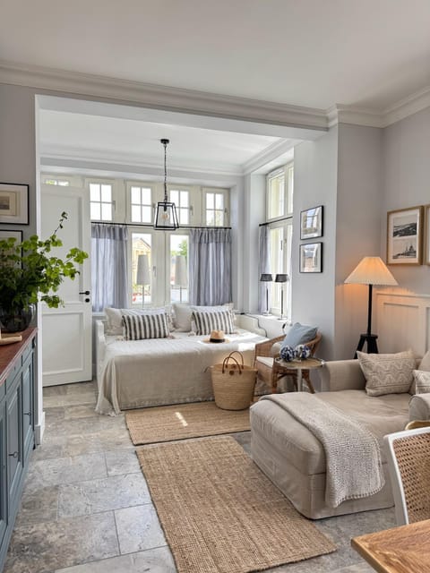 Communal lounge/ TV room, Bed, TV and multimedia, Living room, Photo of the whole room, Decorative detail, Seating area, internet