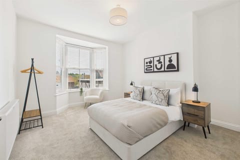 Bed, Seating area, Bedroom