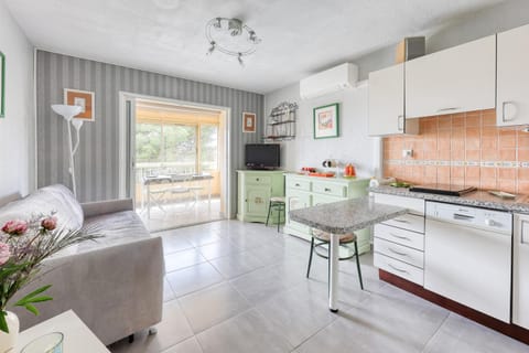 Kitchen or kitchenette, Living room
