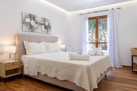Bed, Photo of the whole room, Bedroom, towels