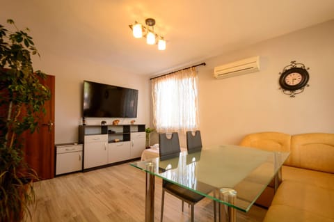 TV and multimedia, Living room, Dining area