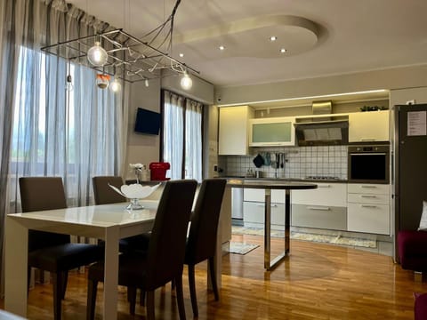 Kitchen or kitchenette, Dining area, oven, stove