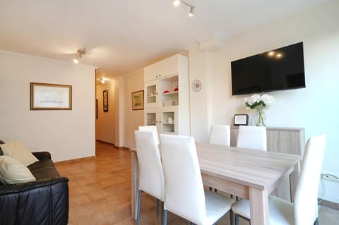 TV and multimedia, Living room, Dining area