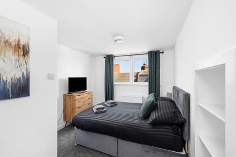 Bed, TV and multimedia, Bedroom