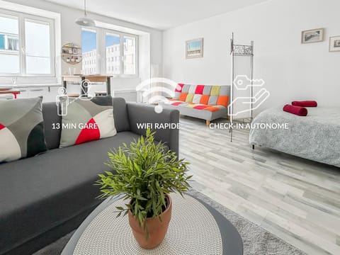 Bed, Living room, Decorative detail, Seating area, Dining area