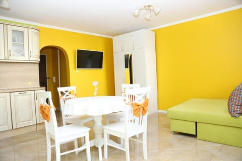 Communal lounge/ TV room, TV and multimedia, Seating area, Dining area