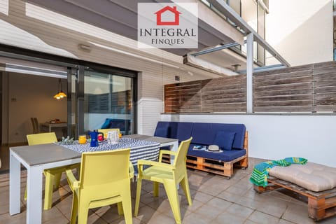 Property building, Patio, Day, Balcony/Terrace
