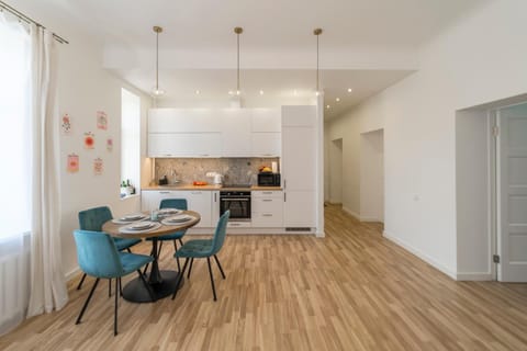 Kitchen or kitchenette, Living room, Seating area, Dining area, oven, stove