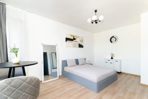 Bed, Seating area, Bedroom