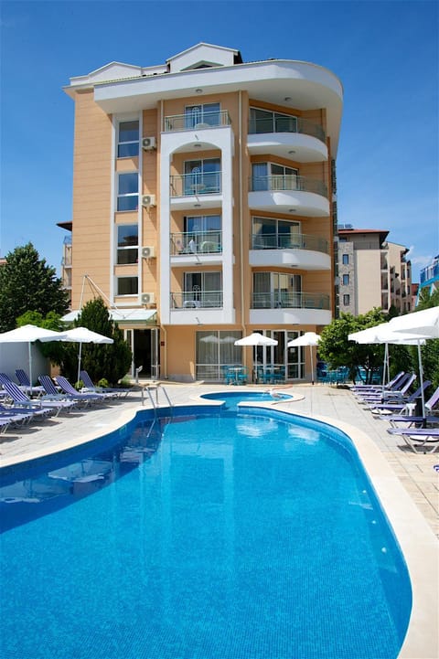 Nearby landmark, Day, Swimming pool