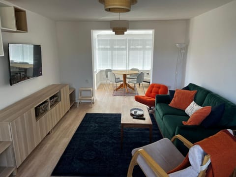 Communal lounge/ TV room, TV and multimedia, Living room, Seating area, Evening entertainment, internet