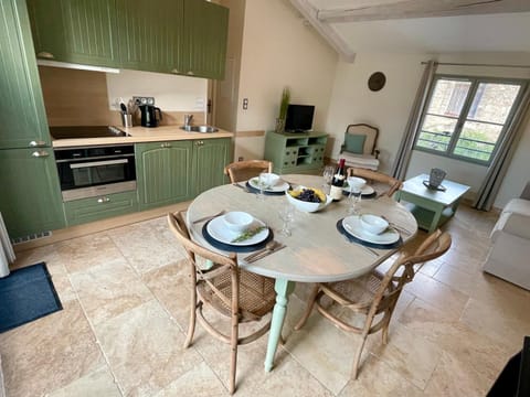 TV and multimedia, Coffee/tea facilities, Kitchen or kitchenette, Dining area, stove