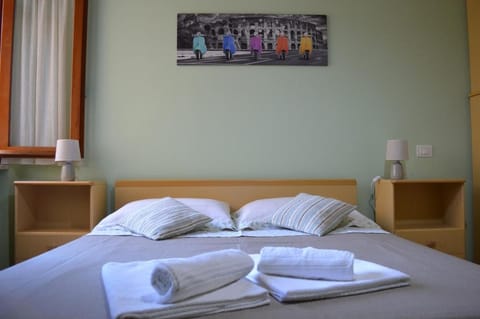 Bed, Bedroom, towels