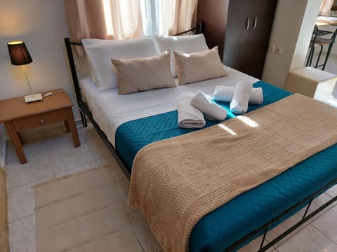 Bed, Bedroom, towels