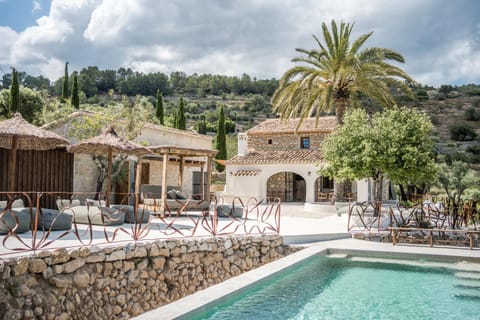 Property building, Natural landscape, Garden view, Mountain view, Pool view, Swimming pool, sunbed