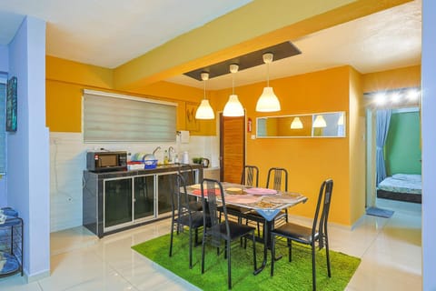 Bed, Kitchen or kitchenette, Living room, Photo of the whole room, Seating area, Dining area, Bedroom, pet friendly