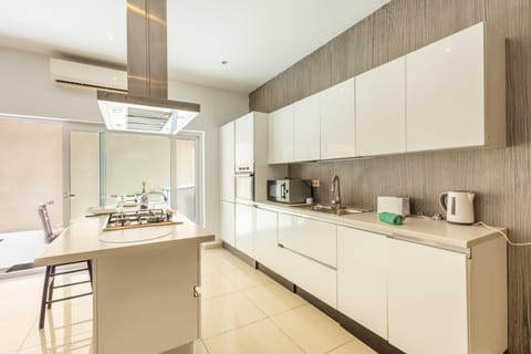 Coffee/tea facilities, dishwasher, oven, stove, toaster