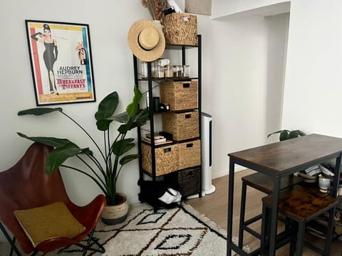 Seating area, Dining area