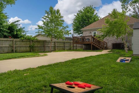 Centrally Located Cozy Pet Friendly Cottage House in Nashville